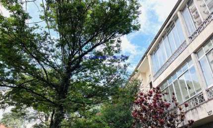 Apartamento 132m², 03 dormitórios, 02 banheiros e 01 vaga na garagem.  Condomínio com portaria, segurança 24hrs.  Excelente localização