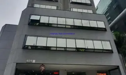 Condomínio com recepção e segurança.  Excelente localização á 5 minutos andando para a estação do metrô Palmeiras-Barra Funda; Entre as Ruas Tagipuru,