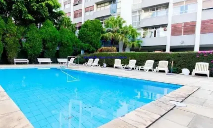 Apartamento MOBILIADO 200m², 03 dormitórios (sendo 01 suíte), 03 banheiros e 01 vaga na garagem.  Condomínio com portaria, segurança 24hrs, piscina