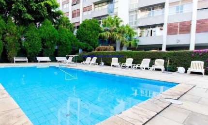 Apartamento MOBILIADO 200m², 03 dormitórios (sendo 01 suíte), 03 banheiros e 01 vaga na garagem.  Condomínio com portaria, segurança 24hrs, piscina
