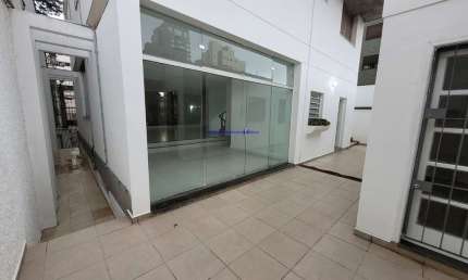 Sobrado 330m², 04 dormitórios (sendo 01 suíte), 04 banheiros e 04 vagas na garagem.  Excelente localização entre as Avenidas Jamaris, Divino Salvador