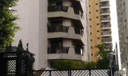 Apartamento 155m², 04 dormitórios (sendo 03 suítes), 04 banheiros e 03 vagas na garagem.  Condomínio com portaria, segurança 24hrs, piscina