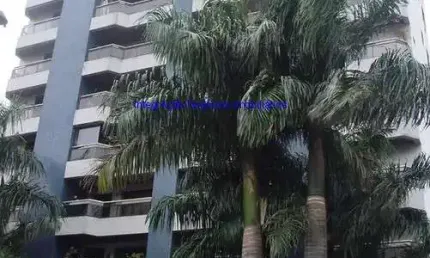 Apartamento 175m², 04 dormitórios (sendo 03 suítes), 05 banheiros e 03 vagas na garagem.  Condomínio com portaria, segurança 24hrs, piscina, academia