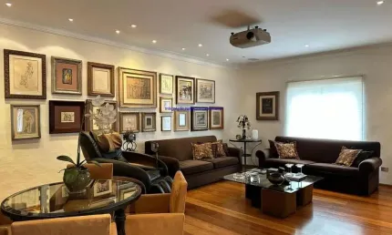 Apartamento 370m², 04 dormitórios (sendo 03 suítes), 04 banheiros e 03 vagas na garagem.  Condomínio com portaria, segurança 24hrs.  Excelente