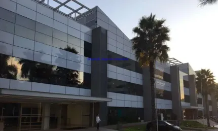 Conjunto comercial mobiliado 3.418,50m²,  05 0banheiros e 86 vaga na garagem.  condomínio com recepção e segurança 24hrs.  excelente localização