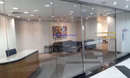 Conjunto comercial SEMIMOBILIADO 768m², 02 copas, 02 salões, 03 salas e 11 banheiros.   Condomínio com recepção.   Excelente localização