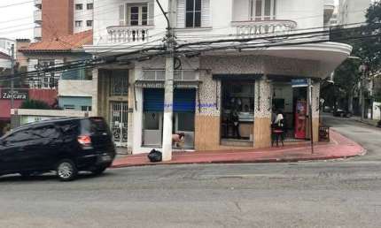 Prédio Comercial 750m², 09 banheiros; Possui 2 andares: piso térreo: 02 lojas; 1º e 2º piso: 07 apartamentos de 90m².  Excelente localização