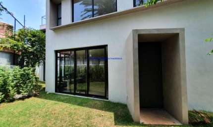 Sobrado 318m², 03 dormitório (sendo suítes),  04 banheiros e 02 vagas.  Excelente localização  entre as Ruas Honduras, Conselheiro Zacarias