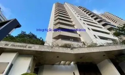 Apartamento 312m², 03 dormitórios (sendo suítes), 04 banheiros e 04 vagas na garagem.  Condomínio com portaria, segurança 24hrs, piscina