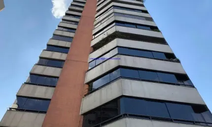 Apartamento 227m², 04 dormitórios (sendo 02 suítes), 03 banheiros e 04 vagas na garagem.  Condomínio com portaria, segurança 24hrs, piscina, academia,