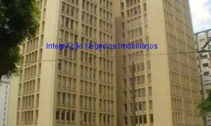 Apartamento 275m², 04 dormitórios (sendo 02 suítes), 05 banheiros e 04 vagas na garagem.  Condomínio com portaria, segurança 24hrs e salão de festa