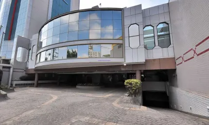 Prédio comercial 4.504,11m², 09 banheiros, 02 elevadores e 01 auditório e 70 vagas na garagem; possui 4 andares.