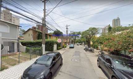 Sobrado 200m², 03 dormitórios (sendo 01 suíte), 02 banheiros e 02 vagas na garagem.  Excelente localização.