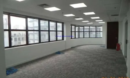 Conjunto Comercial 377m²,  01 copa, 04 banheiros e 10 vagas na garagem.  Condomínio com recepção e segurança 24hrs.  Excelente localização.