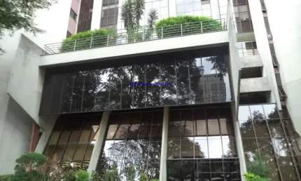 Conjunto Comercial 188m²,  01 copa, 05 banheiros e 04 vagas na garagem.  Condomínio com recepção e segurança 24hrs.  Excelente localização.