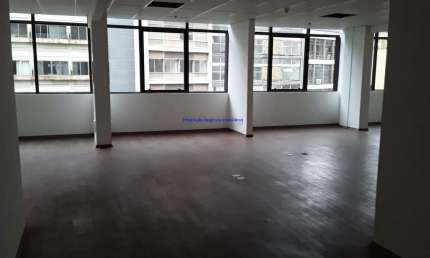 Laje Comercial 240m²,  2 banheiros, um banheiro com previsão para PcD e Infraestrutura para mais 2 banheiros . Prédio totalmente reformado e moderno;