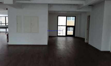 Conjunto Comercial 30m², 01 banheiro. Prédio totalmente reformado e moderno; Infraestrutura completa de hidráulica, elétrica e para ar condicionado.