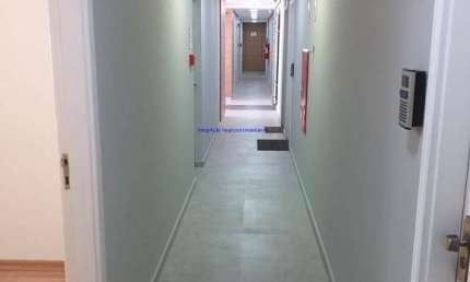 Conjunto Comercial 29m², 01 sala, 01 banheiro e 01 vaga na garagem.    Condomínio com recepção e segurança 24hrs.  Excelente localização.