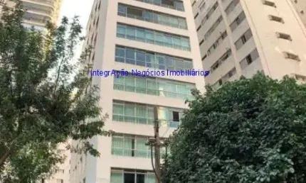 Apartamento 240m², 03 dormitórios (sendo 01 suíte), 04 banheiros e 02 vagas na garagem.  Condomínio com portaria 24hrs e área verde.
