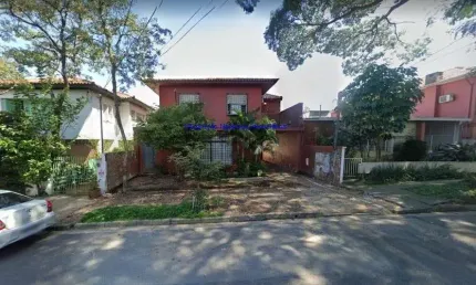 Sobrado Residencial 350m², 04 dormitórios (sendo 01 suíte), 03 banheiros e 03 vagas na garagem.  Excelente localização entre as Ruas Theodor Herzi.