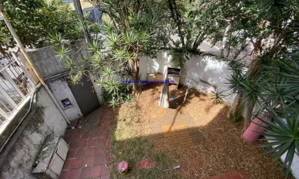 Sobrado Residencial 140m², 03 dormitórios (sendo 01 suíte), 02 banheiros e 01 vaga na garagem.   Excelente localização.