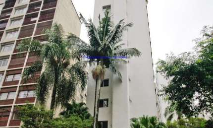 Apartamento 113m², 03 dormitórios (sendo 01 suíte), 03 banheiros e 02 vagas na garagem.  Condomínio com portaria, salão de festa, academia e jardim.
