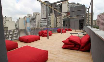 Apartamento Studio MOBILIADO 23m², 01 dormitório e 01 banheiro.  Condomínio com portaria 24hrs, lobby com concierge, hall social, bicicletário.