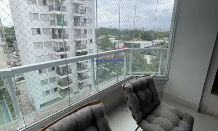 Apartamento 200m², 03 dormitórios (sendo suítes), 06 banheiros e 03 vagas na garagem.   Condomínio com portaria, segurança 24hrs, piscina.