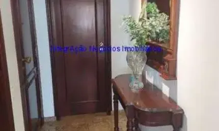 Apartamento 216m², 04 dormitórios (sendo suítes), 05 banheiros e 03 vagas na garagem.   condomínio com portaria 24hrs, piscina, salão de festa.