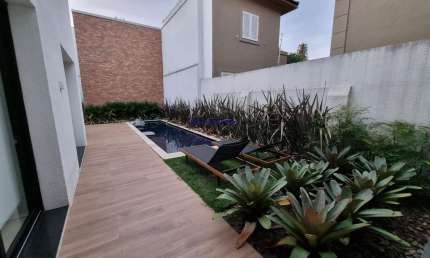 Sobrado Residencial 415m², 04 dormitórios (sendo suítes), 06 banheiros e 04 vagas na garagem.    Excelente localização entre as Ruas Antônio Bento