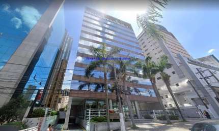 Conjunto Comercial 200m², 02 banheiros e 06 vagas na garagem.  Condomínio com recepção e segurança 24hrs.  Excelente localização entre as Ruas Ibiaté.