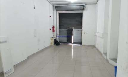 Loja com 180m² + 40m² de sobreloja e 02 banheiros.  Excelente localização á 3 minutos andando para a estação do metrô são Bento;