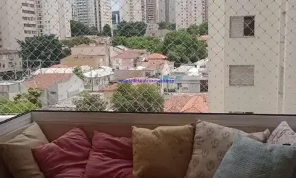 Condomínio com portaria, piscina, salão de festas, academia, churrasqueira e jardim.   Excelente localização; entre as Ruas Raul Pompeia,