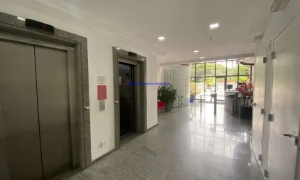 Conjunto Comercial 30.17m², 01 sala, 02 banheiros e 01 vaga na garagem.    Condomínio com recepção e segurança 24hrs.  Excelente localização.