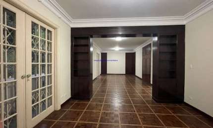 Apartamento 280m², 04 dormitórios (sendo 02 suítes), 03 banheiros e 03 vagas na garagem.  Condomínio com portaria.   Excelente localização.