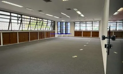 Conjunto Comercial 110m², 01 Copa, 02 banheiros e 02 vagas na garagem.  Condomínio com recepção e segurança.  Excelente localização.
