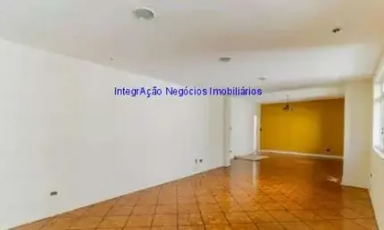 Apartamento 240m², 04 dormitórios (sendo 01 suíte), 03 banheiros e 01 vaga na garagem.   Condomínio com portaria.   Excelente localização