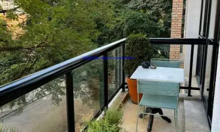 Apartamento MOBILIADO 156.82m², 01 dormitório (sendo suíte), 02 banheiros e 03 vagas na garagem.   Condomínio com portaria 24hrs, piscina, academia.