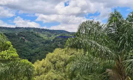 Sobrado Residencial 500m², 04 dormitórios (sendo suítes), 05 banheiros e 05 vagas na garagem; Possui piscina com deck, área goumert e jardim.