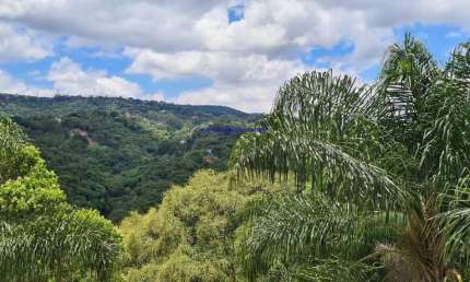 Sobrado Residencial 500m², 04 dormitórios (sendo suítes), 05 banheiros e 05 vagas na garagem; Possui piscina com deck, área goumert e jardim.