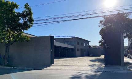 Galpao Comercial 1.100m², 10 banheiros e 50 vagas; Sendo 900m² de galpão e salas + 200m² de área coberta (estacionamento de carros), possui pátio
