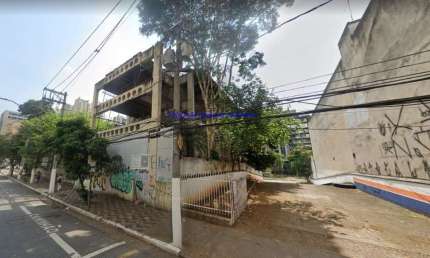 Prédio Comercial 685m², 05 banheiros.   Excelente localização entre as Ruas São Geraldo, Turiassu e Doutor Cândido Espinheira;