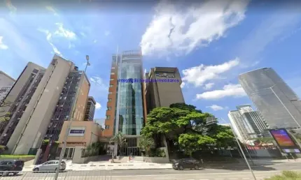 Conjunto Comercial 200m², 02 banheiros e 02 vagas na garagem.  Condomínio recepção e segurança 24hrs.  Excelente localização.
