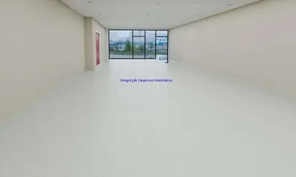 Prédio com 375m², Piso térreo: 01 Sala grande com vão livre, 02 banheiros, cozinha e despensa; Piso superior: 02 salas grandes, 02 salas pequenas