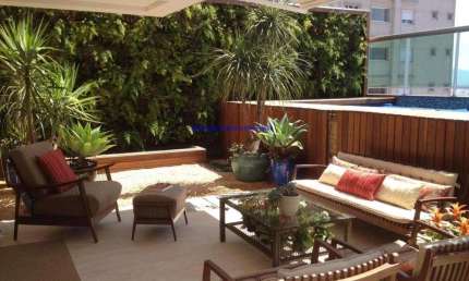 Apartamento Cobertura 275m², 03 dormitórios (sendo suítes), 05 banheiros e 04 vagas na garagem; Possui piscina, churrasqueira e jardim.