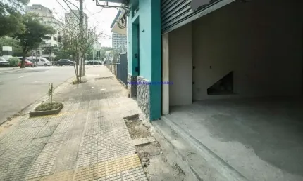 Loja 100m², 01 banheiro.   Excelente localização á 6 minutos andando para a estação do metrô Fradique Coutinho; Entre as Ruas Cônego Eugênio Leite.