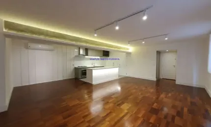 Apartamento 03 dormitórios (sendo 01 suíte), 02 banheiros e 02 vagas na garagem.  condomínio com portaria e jardim.   excelente localização