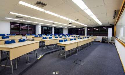 Conjunto Comercial 227m², 04 salas, 02 banheiros.   Condomínio com recepção e segurança 24hrs.   Excelente localização.