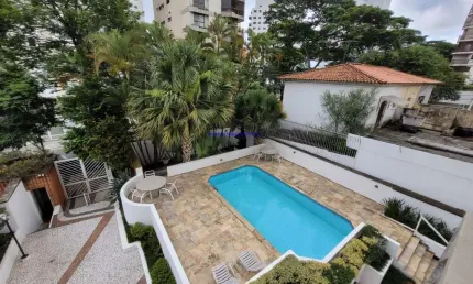 Condomínio com portaria, segurança 24hrs, piscina, salão de festa e churrasqueira.   Excelente localização entre as Avenidas Chibarás, Moema