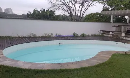 Casa Residencial 830m², 09 dormitórios (sendo 06 suítes, 03 quarto de serviço), 07 banheiros e 08 vagas na garagem; Possui piscina, churrasqueira